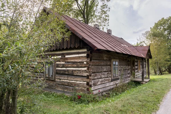 Tradycyjny stary drewniany dom, Polska — Zdjęcie stockowe