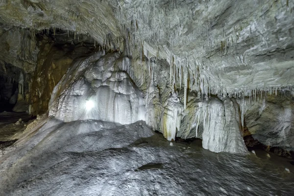 Stalactieten en stalagmieten formaties — Stockfoto