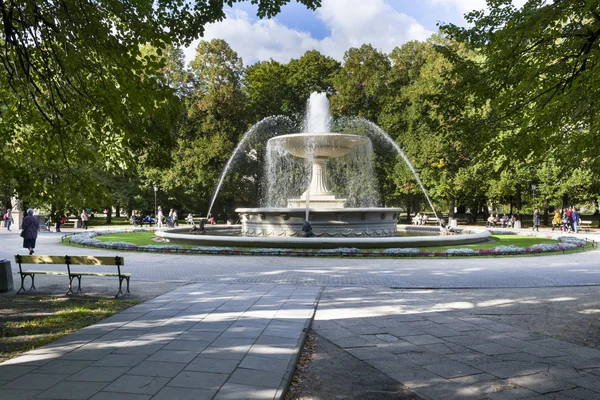Fontaine historique dans le parc Saski, Varsovie, Pologne — Photo