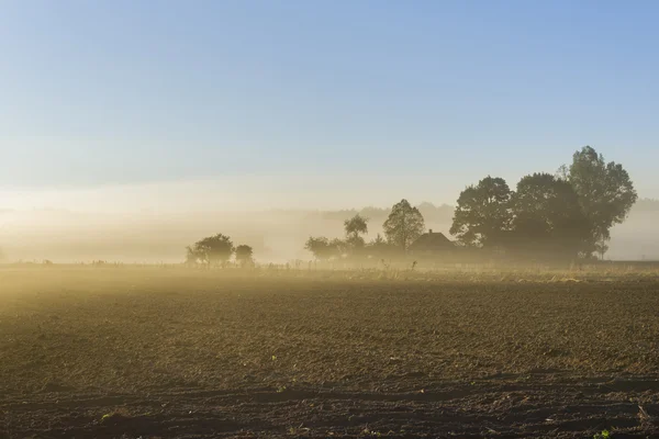 Salida del sol en un pequeño y hermoso pueblo — Foto de Stock