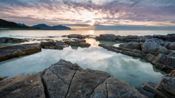 Fjord aan Lofoten eilanden bij zonsondergang — Stockvideo