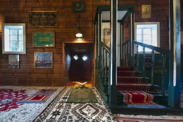 Интерьер деревянной татарской мечети в Крушинянах, Польша — стоковое фото