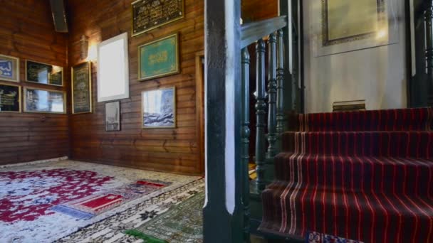 Interior de madera de tártaro-mezquita en Kruszyniany, Polonia — Vídeo de stock