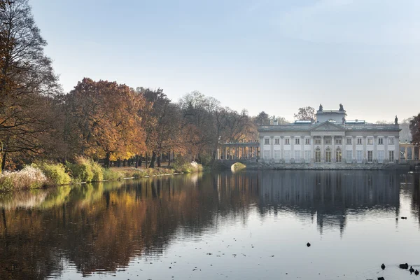 Palácio sobre a água em Lazienki park, Varsóvia, Polonia — Fotografia de Stock