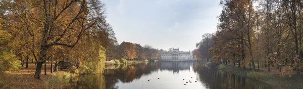 Panorama del palacio sobre el agua en el parque Lazienki, Varsovia, Polonia — Foto de Stock