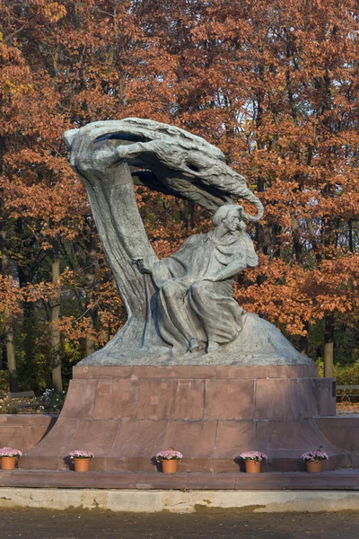 Chopin staty i höst på Royal bad Park i Warszawa — Stockfoto