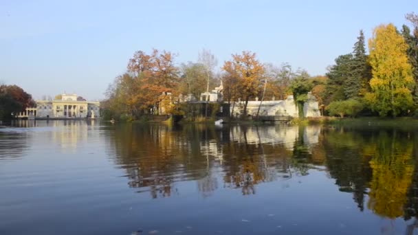 Королевский дворец на воде в парке Лазенки, Варшава — стоковое видео