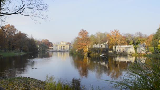 Panorama Pałacu Królewskiego nad wodą w parku Łazienkowskiego, Warszawa — Wideo stockowe