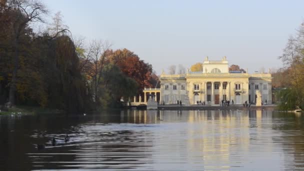 全景图的皇家宫殿在华沙瓦津基公园里的水 — 图库视频影像