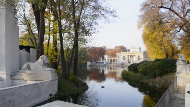 Lazienki πάρκο με Palace για το νερό στην Βαρσοβία, Πολωνία — Αρχείο Βίντεο