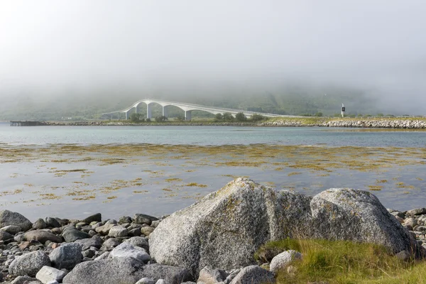 Ponte Foggy Gimsoystraumen sulle Isole Lofoten — Foto Stock