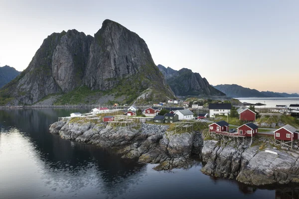 Kırmızı Balık tutma kulübe (rorbu) Hamnoy Adası, Norveç — Stok fotoğraf