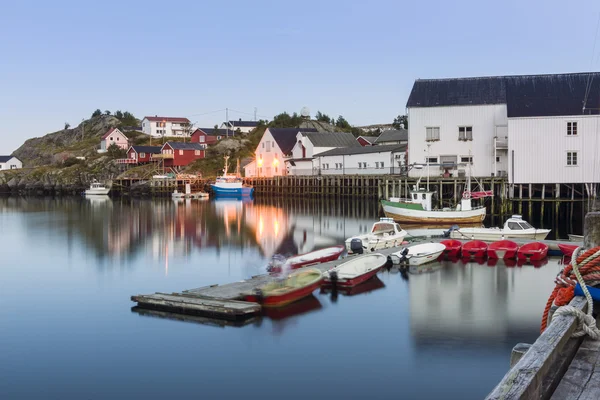 Um pequeno porto de pesca nas Ilhas Hamnoy, Lofoten — Fotografia de Stock