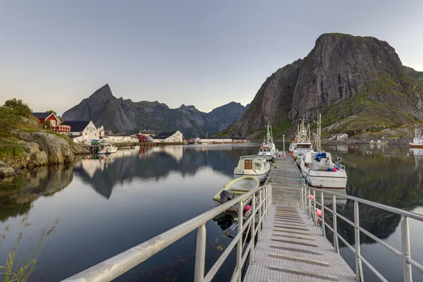 Een kleine vissershaven in de Hamnoy, Lofoten Islands — Stockfoto