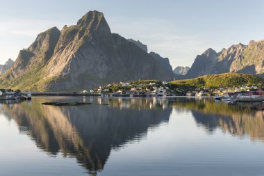 Küçük balıkçı limanı Reine, Lofoten Adaları, Norveç