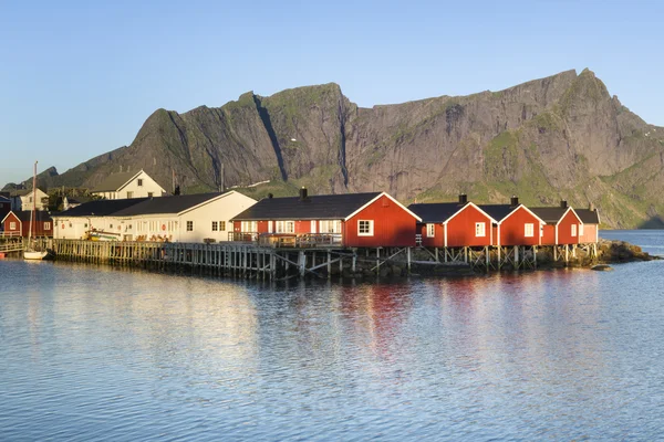 Kırmızı Balık tutma kulübe (rorbu) Hamnoy Adası, Lofoten, Norveç — Stok fotoğraf