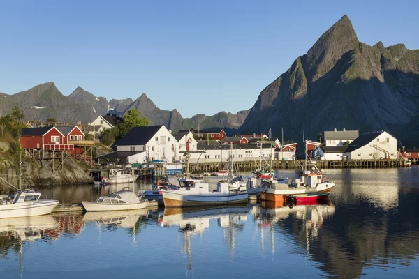 Kleine vissershaven in de Hamnoy, de eilanden van de Lofoten, Noorwegen — Stockfoto