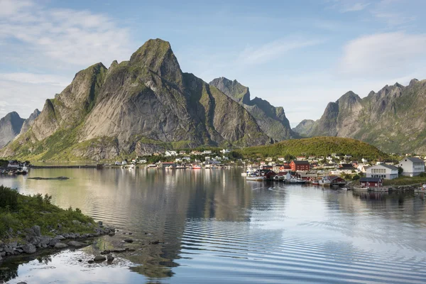 Küçük balıkçı limanı Reine, Lofoten Adaları, Norveç — Stok fotoğraf