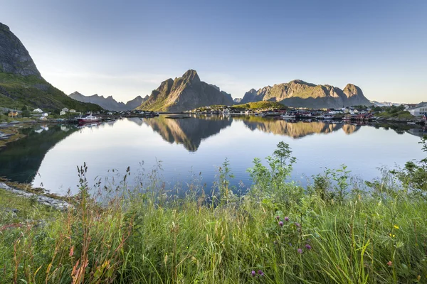 Malý rybářský přístav Reine, Lofoten ostrovy, Norsko — Stock fotografie