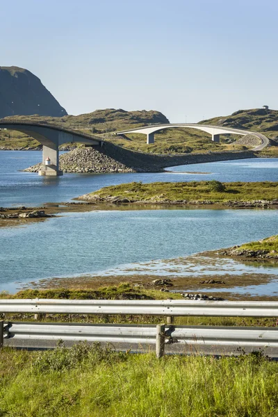 ノルウェーのロフォーテン諸島の現代の橋 — ストック写真