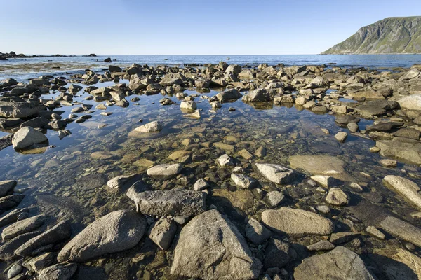 Costa rochosa nas ilhas Lofoten, Noruega — Fotografia de Stock