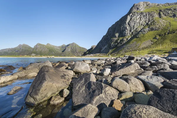 Rotsachtige kustlijn op de Lofoten Islands, Noorwegen — Stockfoto