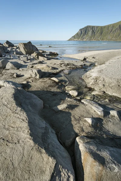ロフォーテン諸島、ノルウェーの岩の多い海岸線 — ストック写真
