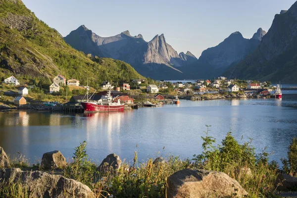 Küçük balıkçı limanı Reine, Lofoten Adaları, Norveç — Stok fotoğraf