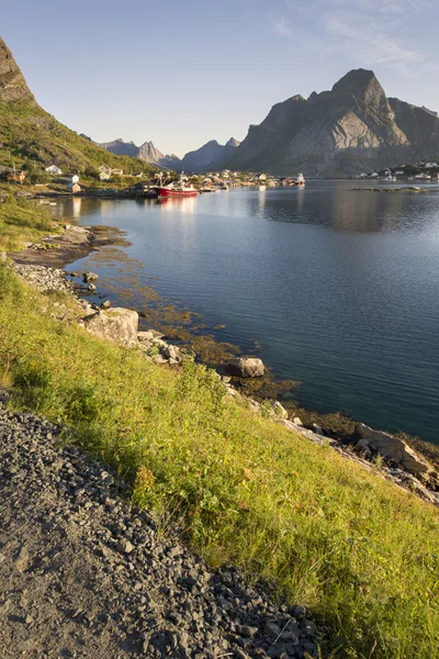 小さな漁港レーヌ、ノルウェーのロフォーテン諸島 — ストック写真