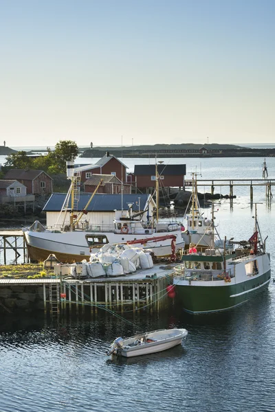 Vissersboten in de haven van Reine, Noorwegen — Stockfoto