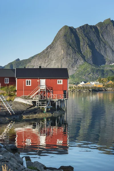 Rode houten huis genaamd rorbu op de Lofoten Islands — Stockfoto