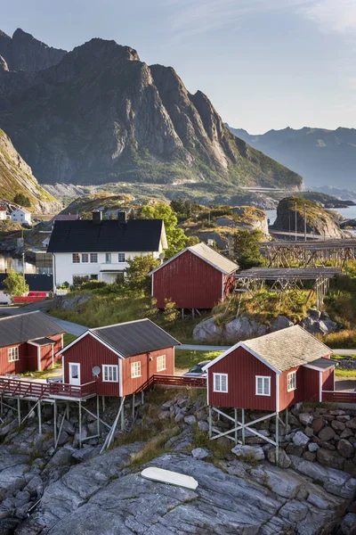 Kırmızı Balık tutma kulübe (rorbu) Hamnoy Adası, Norveç — Stok fotoğraf