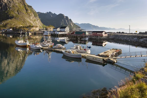 Kleine vissershaven in de Hamnoy, de eilanden van de Lofoten, Noorwegen — Stockfoto