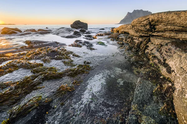 Playa de Utakleiv, costa de la isla de Lofoten, Noruega — Foto de Stock