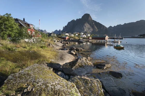 Küçük balıkçı limanı Reine, Lofoten Adaları, Norveç — Stok fotoğraf