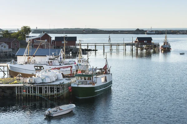 Fiskebåtar i Reine hamnen, Norge — Stockfoto