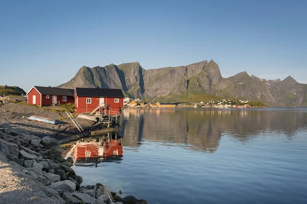 Lofoten adalarında rorbu adlı kırmızı ahşap ev — Stok fotoğraf