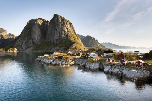 Kırmızı Balık tutma kulübe (rorbu) Hamnoy Adası, Norveç — Stok fotoğraf