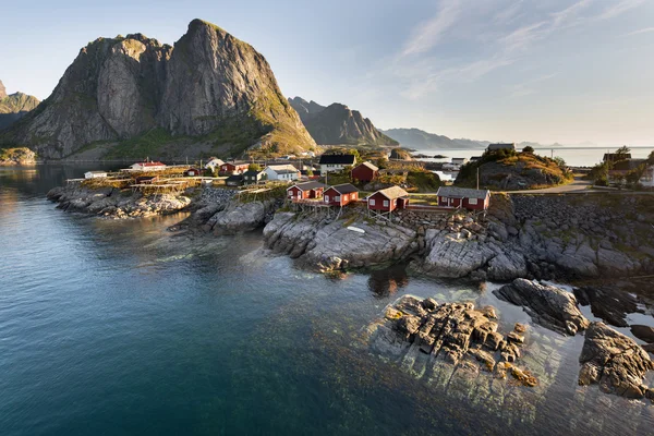 Red fishing hut (rorbu) on the Hamnoy island, Norway — Stock Photo, Image