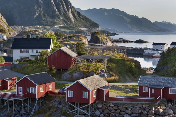 Červené rybářské chatě (rorbu) na ostrově Hamnoy, Norsko — Stock fotografie