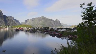 Küçük balıkçı limanı Reine, Lofoten Adaları