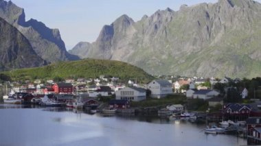 Küçük balıkçı limanı Reine, Lofoten Adaları