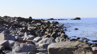 Lofoten Adaları üzerinde kayalık sahil şeridi