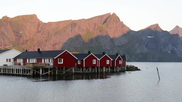 Röd fiskestuga (rorbu) på ön Hamnoy — Stockvideo