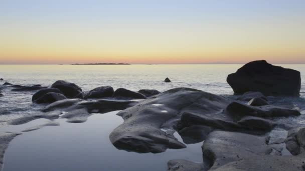 Zonsondergang over Utakleiv strand — Stockvideo