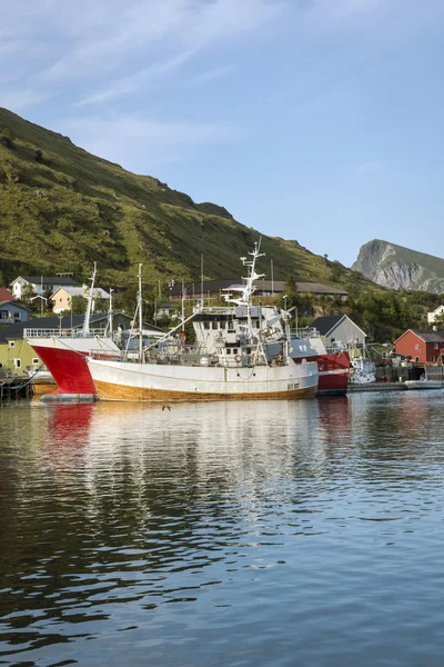 Barcos de pesca em pequeno porto, Noruega — Fotografia de Stock