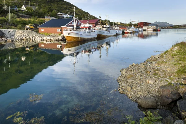 Malý rybářský přístav na Lofoten ostrovy — Stock fotografie