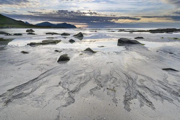 Atardecer sobre una playa en el archipiélago de Lofoten — Foto de Stock