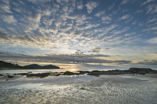 Zonsondergang over een strand op de Lofoten archipel — Stockfoto