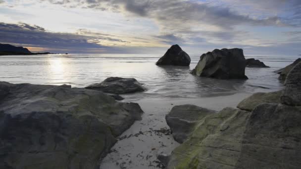 Atardecer sobre una playa en el archipiélago de Lofoten — Vídeos de Stock